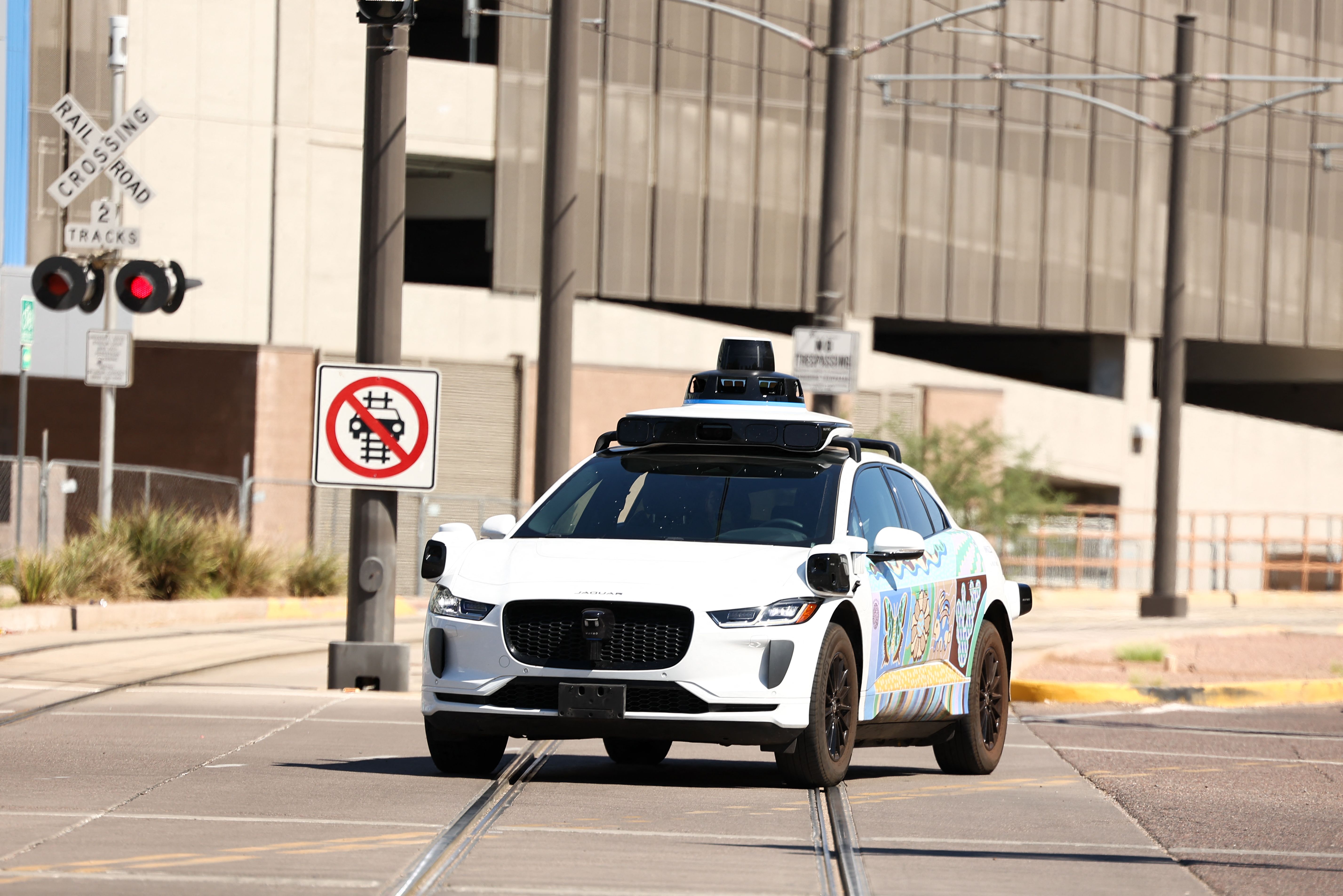 DoorDash Teams with Waymo for Robotaxi Food Delivery in Phoenix